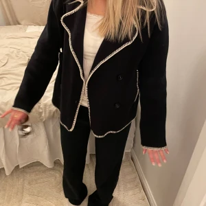 Jacka - Superfin jacka som är ifrån Arket, perfekt nu till våren! Nypris 1490 kr och den är knappt använd🥰, så skicket är jättebra! 😍