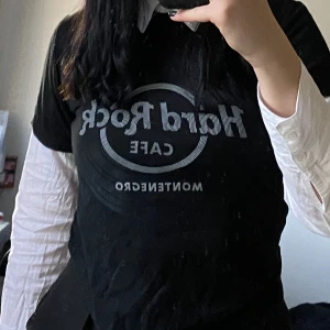 Tröja med Tryck  - Cool tröja med fint tryck, knappt använd. 