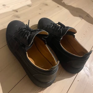 Giuseppe zanotti - snygga giuseppe skor i svart. sitter tts, cond 8-9/10. box finns. pm för frågor. pris kan diskuteras vid snabb affär