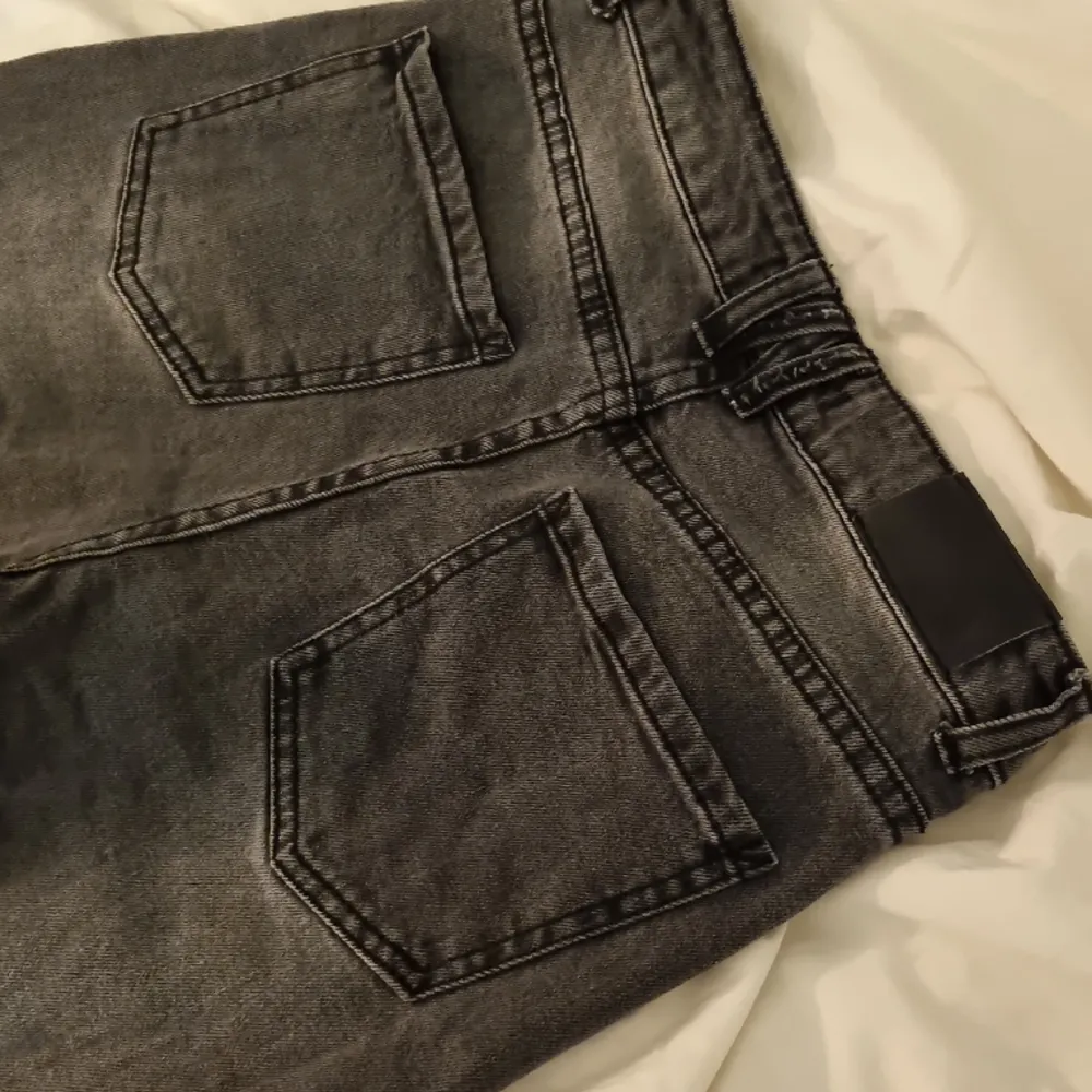 Grå svarta jeans från Pernilla Wahlgren. Fint skick.Köparen står för frakten.. Jeans & Byxor.