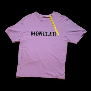 Moncler T-Shirt - (Org pris 4000kr) Helt oanvänd Moncler Genius T-Shirt designad av Hiroshi Fujiwara. Tröjan är storlek L men passar även M. Bevis som kvitto finns men kommer inte med pga andra köp samtidigt som tröjan. Hör av er vid minsta fundering!