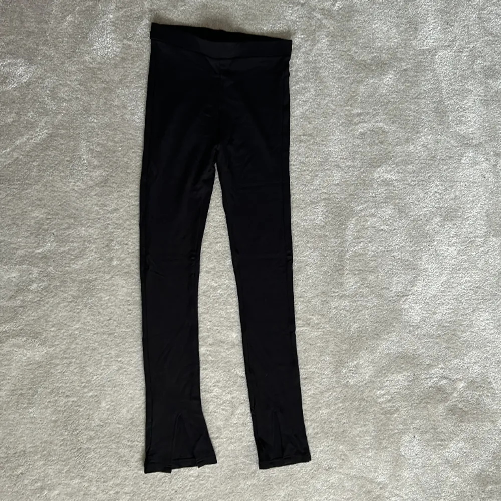 Snygga svarta tights från Kappahl, bootcut, liten öppning längst ner på byxan, 32cm i midjan och 97cm i längden, passa på innan dem tar slut🖤. Jeans & Byxor.