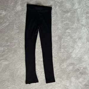 Svarta tights  - Snygga svarta tights från Kappahl, bootcut, liten öppning längst ner på byxan, 32cm i midjan och 97cm i längden, passa på innan dem tar slut🖤