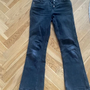 Low waisted bootcut jeans svarta( ordinarie pris 320kr)❤️🫶🏻 - Ett par svarta low waiste bootcut jeans super bra skick bara använt ca 5 gånger (tvättat ) jätte bekväma och snygga! Storlek 13-14 år!!