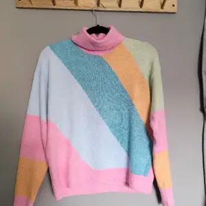 En superhärlig färgglad tröja från VeroModa i storlek Small. I nytt skick!