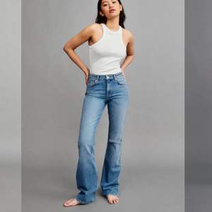 Jättefina jeans från Gina Tricot men kommer tyvärr inte till användning. Passar bra för mig som är 160. Nypris 599