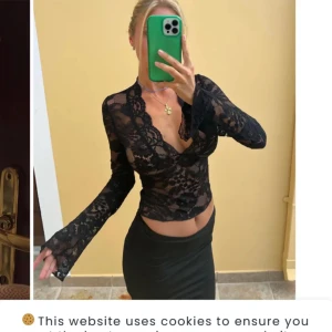 Spetstopp från Venderbys - Svart spetstopp från Venderbys i storlek M/L. Köpt här på Plick för 700kr, endast testad. Säljer då den inte passar mig. (Bilder tagna från hemsidan)