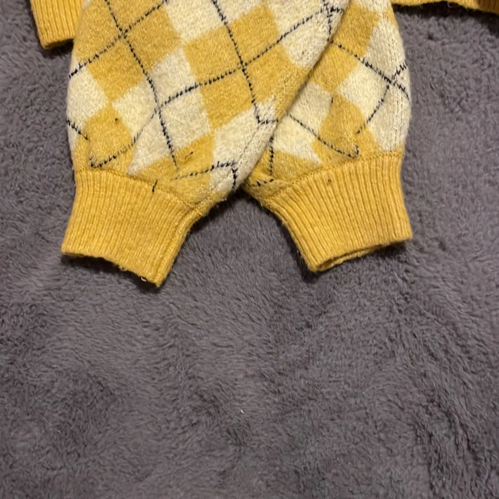 Använder aldrig denna kofta då den inte passar mig längre💕 Mest legat i garderoben det senaste året💕 Köparen står för frakten. Neuletakit & Villapaidat.