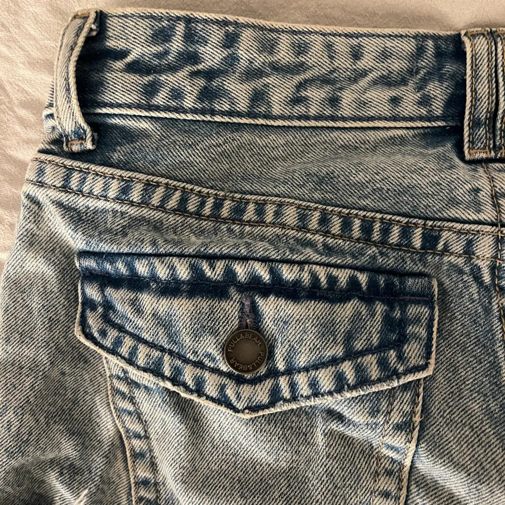 Säljer dessa lågmidjade jeansshorts från Pull&bear. Använd få gånger och ser precis ut som nya💓 Pris kan diskuteras!. Shorts.