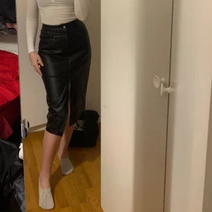 Läder kjol  - Fake läder kjol från Gina trikot 