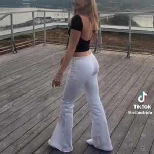 Lågmidjade kostymbyxor😍 - Jätte fint skick förutom två jättesmå märken,som man ser på tredje bilden💖 Man tänker inhe på det när dem är på🥰