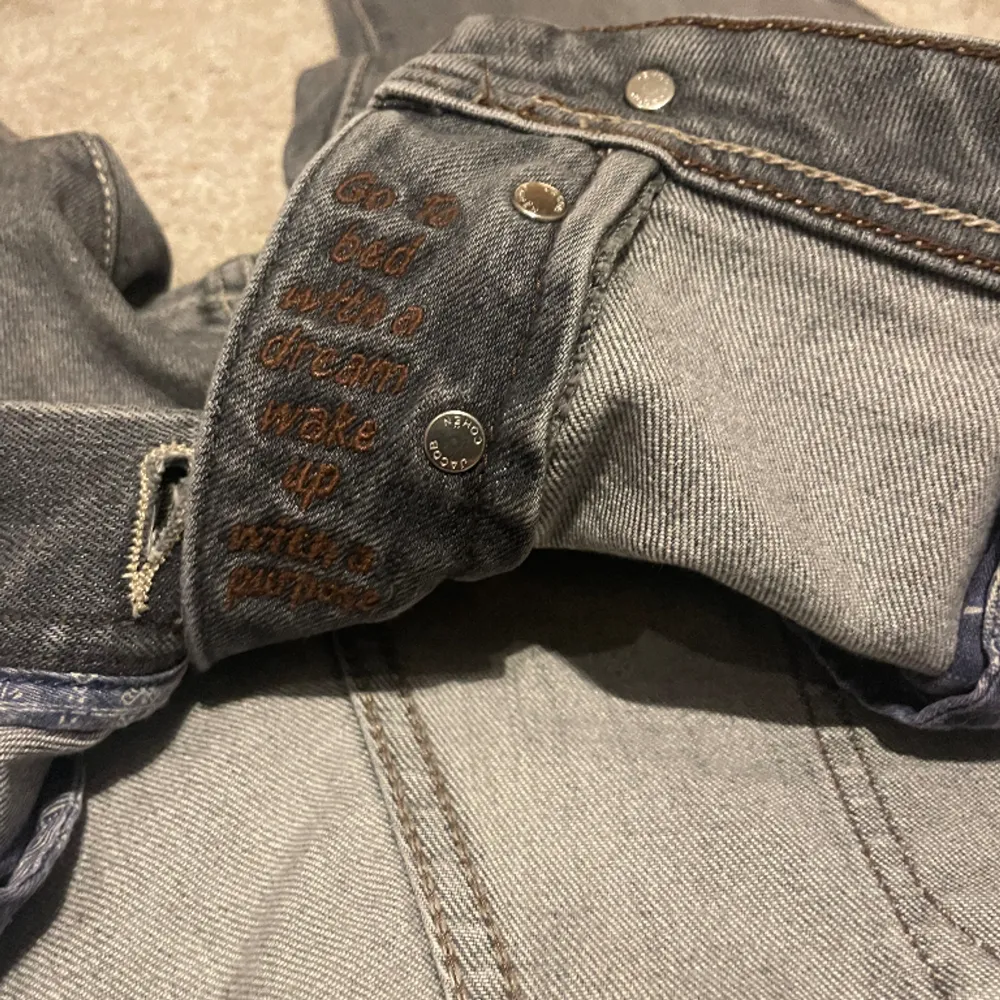 Säljer dessa feta Jacob Cohen jeans färgen grå. Riktigt feta samt att storleken är 31. Skick 9,5/10. Vid minsta lilla fråga är de ba att hojta. Jeans & Byxor.