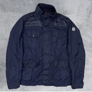 Moncler jacka - Säljer monclerjacka! Storlek 4, alltså M/L