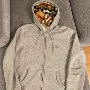 Burberry zip Hoodie  - En burberry zip Hoodie köpt på Nk för ett år sedan, tröjan är i ganska bra skick.