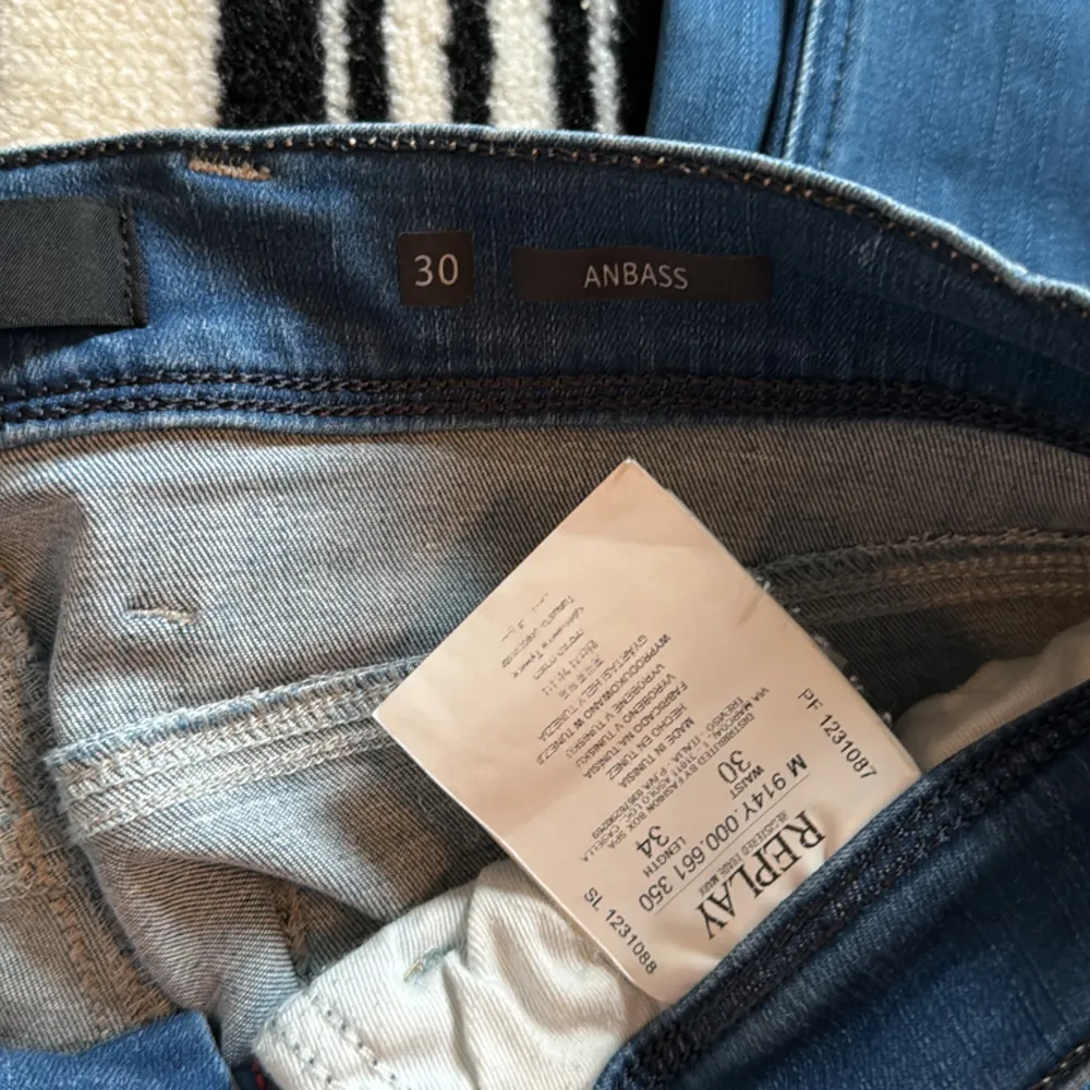 Replay Anbass Jeans | Utmärkt skick, inga tecken på användning | Storlek 30/34 | Nypris: 1700kr, mitt pris: 499kr | Hör av er vid fler frågor 🤝🏼. Jeans & Byxor.