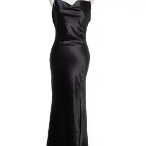 En svart satin balklänning i storlek 34 från true decadence med släp. Använd 1 gång. Inga specifika defekter förutom släpet som är lite nopprig längst vid kanten men ej synbart vid användning. Väldigt fin klänning och justerbar via banden på ryggen. 