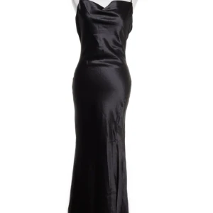 True decadence balklänning - En svart satin balklänning i storlek 34 från true decadence med släp. Använd 1 gång. Inga specifika defekter förutom släpet som är lite nopprig längst vid kanten men ej synbart vid användning. Väldigt fin klänning och justerbar via banden på ryggen. 