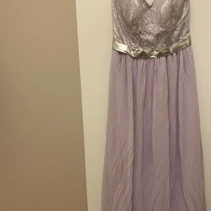 Lilla klänning  - Långt når ner till marken  för en 163 cm lång.  