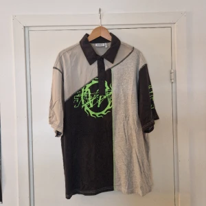 Weekday polo - Oversized polo från weekday Bra skick! Storlek är overzised M men passar L också  Det är bara att fråga om man vill ha fler bilder eller mått! Eller några andra frågor!  Inget pris är fast så skicka ett offer om du vill.