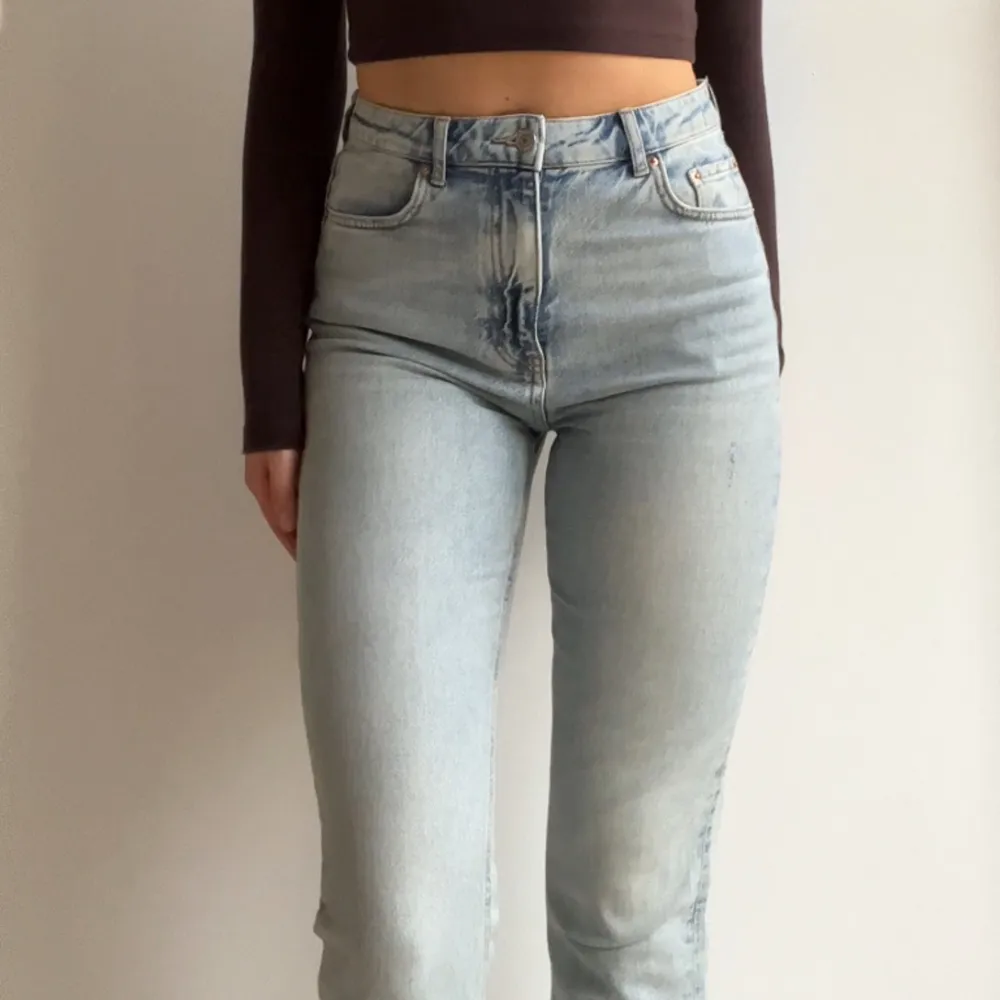 Snygga jeans från Ginatricot, sparsamt använda och i fint skick! Snygg modell med slits nedtill och sitter som en smäck! 🩵Jag är 180 cm och brukar ha M i kläder för referens. . Jeans & Byxor.