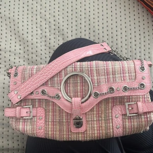 Vintage bag 2004 -  En rosa vinterbagg med silver detaljer och kedjor 