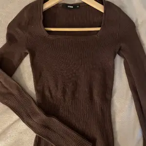 Säljer denna super söta bruna tröjan från Bikbok! Använd väldigt sparsamt, väldigt bekvämt och stretchigt material🩷