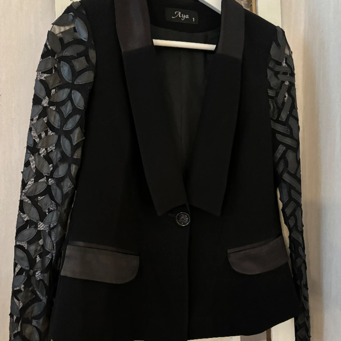 Kostym svart byxor kavaj och kjol i finaste tyg med siden detaljer och ros knapp - 91