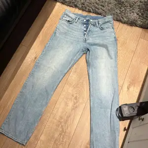 Oanvända jeans från weekday i modell spex relaxed jeans 