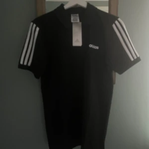 Tröja - En ny adidas piké tröja. Aldrig använd. 