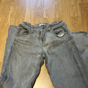 Low waist från Gina tricot  - Byxor från Gina tricot i storlek 152. Ni får skriva om ni undrar något eller om ni vill ha mer bilder☺️