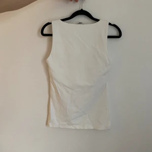 Zara top - Vit zara top som man kan ha på som vanligt eller baklänges. Bra skick och man behöver inte använda bh. Storlek m men är rätt tajt