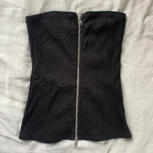 Tubtopp - Stretchig tubtopp från weekday!!💞 Endast använd en gång så i toppskick 🙌🏽 Köparen står för ev frakt 👍🏽