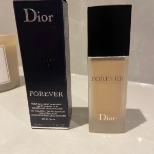 Forever dior foundation - Säljer en ny Dior forever foundation, använd en gång och har därför nästan allt kvar. Säljer då den inte är i rätt färg för mig.   Färg: 0,5N neutral Nypris 660kr  Kan hämtas i Vasastan (Stockholm) eller frakt mot betalning! 🌸 