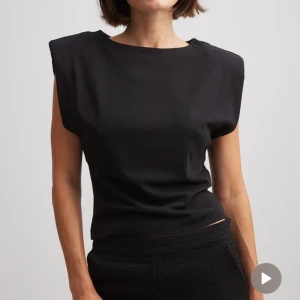 Topp med skarpa axlar - Otroligt fin och slutsåld topp från nakd. Min går inte att lämna tillbaka och är för stor därav att jag säljer den vidare. Köpt för 299kr, säljer för 299 inkl frakt