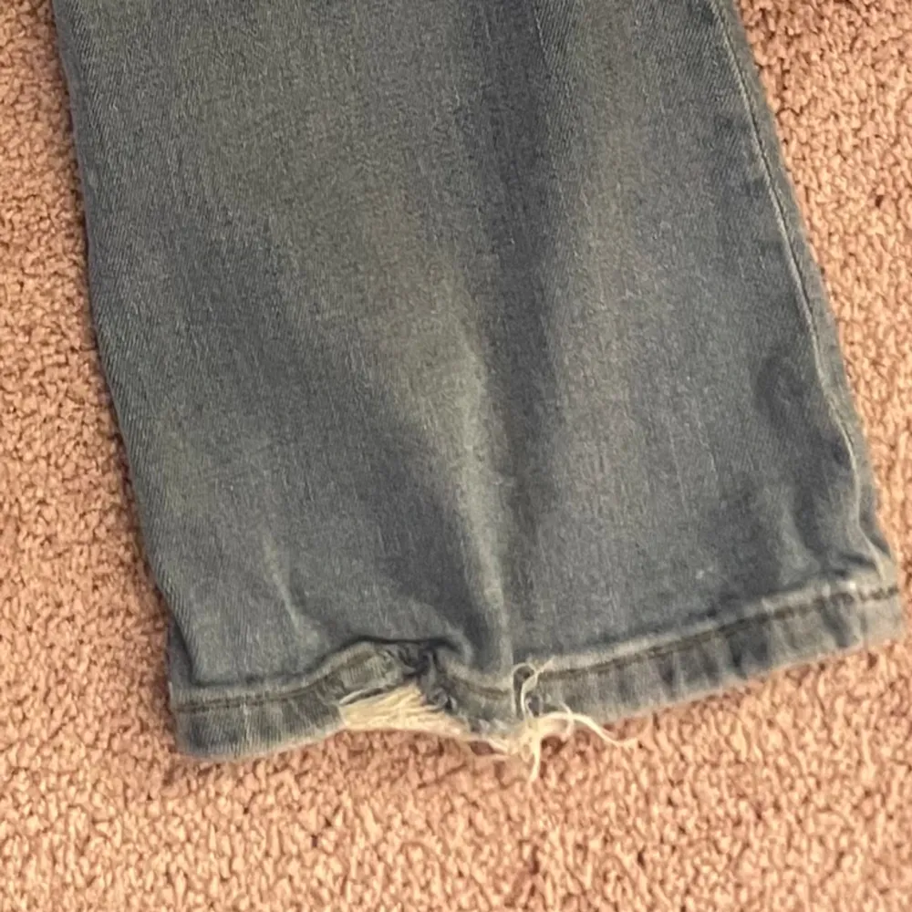 Blåa jeans från lager 157. Storlek 32 Lite slitna där nere men inget som syns när man har på sig dem. Annars bra skick. . Jeans & Byxor.
