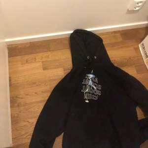 Tjo säljer nu min anti social social club hoodie då jag it använder den längre,den passar storlek S-M och den e i bra skick, pris kan diskuteras 