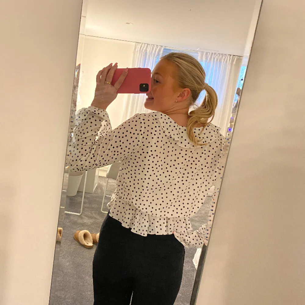 Super söt blus från Boohoo med volanger. Den passar verkligen perfekt nu till våren! Om man är XS i vanliga fall så sitter den som en vanlig blus men om man är M så är den lite mer cropad!. Blusar.