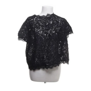 Spetstopp - Säljer denna fina spetstoppen som liknar den populära från zara. Står att det är storlek XL, men passar xxs-s, beroende på hur man vill att den ska sitta! Fint skick, köptes här på Plick men är helt oanvänd av mig💓