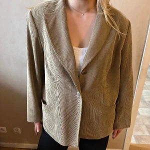 Vår jacka  - Jättefin vår jacka som går att göra riktigt snygga outfits med! Osäker på Storlek men skulle säga 38/40 lite oversized