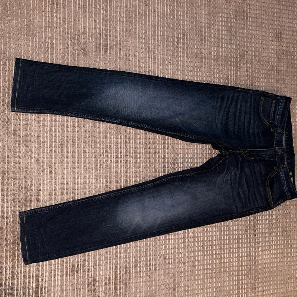 Jag säljer ni ett par mörkblåa Slim jeans i storlek 31/32, använda någon enstaka gång 10/10 skick. Priset går att förhandla vid snabb affär. Kontakta mig vid frågor. Jeans & Byxor.