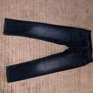 Jag säljer ni ett par mörkblåa Slim jeans i storlek 31/32, använda någon enstaka gång 10/10 skick. Priset går att förhandla vid snabb affär. Kontakta mig vid frågor