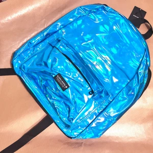 Ny med tagg! Björn Borg blå holografisk ryggsäck - Ny med tagg. Nypris: 450kr. Inte använd utan bara legat ovanpå garderob.. Köptes på impuls för ett tag sedan på Stadium 🩵  Höjd: 40cm | Bredd: 30cm | Djup: 10cm | ser ut som en standard rygga 🎒 . Bröst/midje rem finns på. 