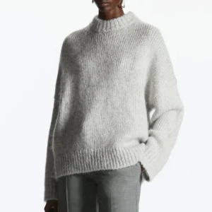 Stickad Cos tröja  - Säljer denna tröja från Cos i storlek M/L, har används fåtal gånger. Köptes för 1500kr. Tröjan är slutsåld överallt. 🥰