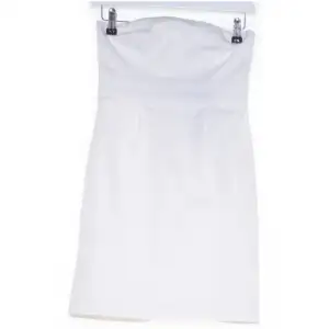 En jättefin vit bandeau klänning, perfekt för student och sommar😍😍