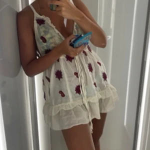 Odd Molly strandklänning - Supersöt klänning😍 lite genomskinlig så jag har använt den som strandklänning å det har varit perfekt💕 skön och tunn, kedja i sidan och knytningar i midjan så är justerbar!   Passar xs-s😍  Pris kan diskuteras skriv till mig💕