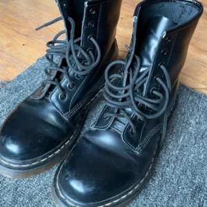 Dr.martenz - Skorna har fint skick men har lite skavsår där fram men det är inget märkvärdigt och det försvinner säkert med lite kärlek ☀️ :) Dom kan även passa 37 