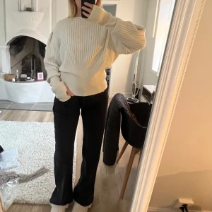 Vit stickad tröja - Vit stickad tröja från weekday i oversize och med tumhål