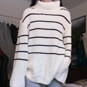 Grovstickad tröja - Supermysig grovstickad tröja från Lindex i naturvit färg 🖤Storlek XS/S men tröjan sitter lite oversized!