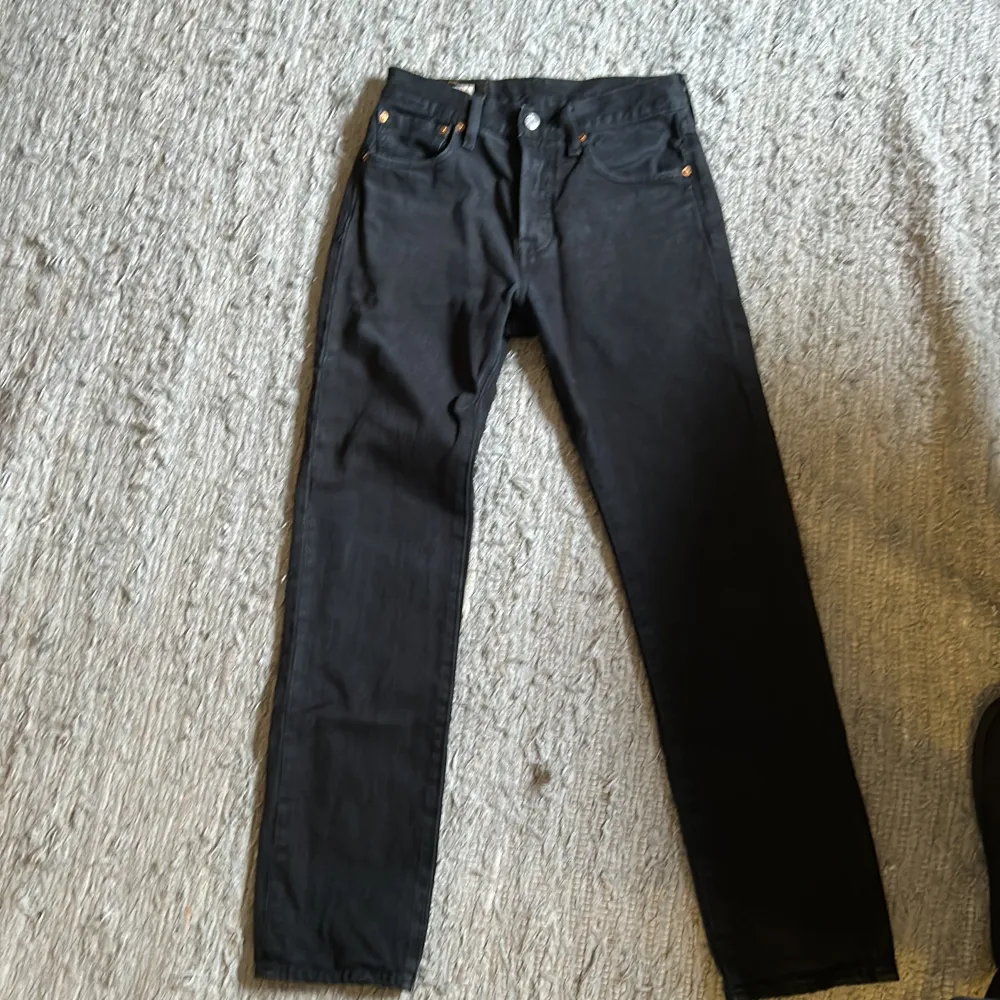 Svarta levis 501  W28 L32 Inget hål eller skada Ser nya ut.. Jeans & Byxor.