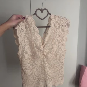 Zara spetstopp  - Fint skick, storlek L men passar mig som vanligtvis har M, ljusrosa